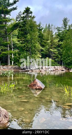 Vues vues vues lors de la randonnée autour de Jordan Pond dans le parc national Acadia, à Bar Harbor Maine. Photos prises en été par temps nuageux et pluvieux. Banque D'Images