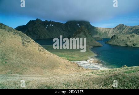 Vue sur la caldeira, île Yankicha, îles Kouriles, Russie, vue sur une caldeira, cratère rempli d'eau de mer froide et d'eau de source chaude, île Yankicha Banque D'Images