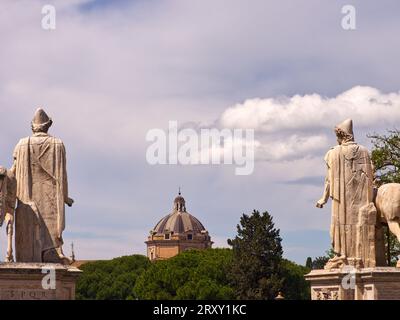 Statue vue sur la ville romaine, Rome, Italie Banque D'Images