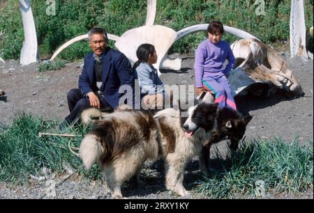 Famille Eskimo Chukchi avec des chiens devant des os de baleine, village Yanrakino, province de Chukotka, Russie, Chukcha, Chukchi Banque D'Images