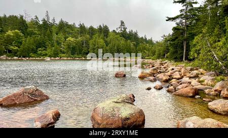 Vues vues vues lors de la randonnée autour de Jordan Pond dans le parc national Acadia, à Bar Harbor Maine. Photos prises en été par temps nuageux et pluvieux. Banque D'Images