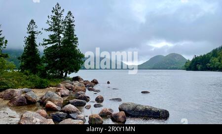 Vues vues vues lors de la randonnée autour de Jordan Pond dans le parc national Acadia, à Bar Harbor Maine. Photos prises en été par temps nuageux et pluvieux. Banque D'Images