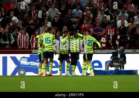 Reiss Nelson d'Arsenal célèbre avec ses coéquipiers après avoir marqué le premier but de leur équipe lors du match Brentford FC contre Arsenal FC Carabao Cup Round 3 au Gtech Community Stadium, Londres, Angleterre, Royaume-Uni, le 27 septembre 2023 Banque D'Images