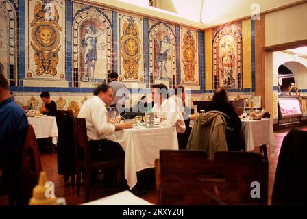 Clients du restaurant Cervejaria da Trinidade, Lisbonne, Lisboa, Portugal Banque D'Images