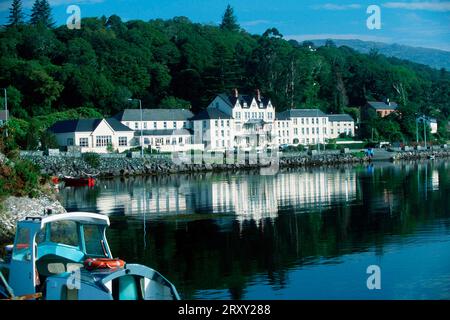 Hotel Eccles, vue depuis le port de Glengariff, péninsule de Beara, Comté de Cork, Irlande, Hôtel Eccles, vue depuis le port de Glengariff, péninsule de Beara Banque D'Images