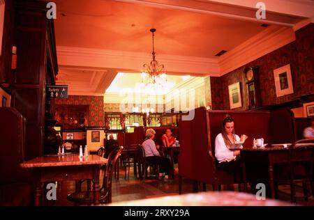 Clients de Bewley's Cafe, Westmoreland Street, Dublin, County Dublin, Irlande, Europe Banque D'Images