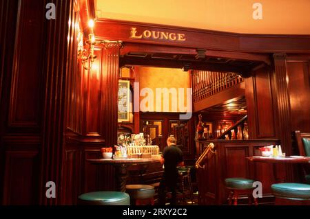 Man in O'Neill's Pub, Suffolk Street, Dublin, Comté de Dublin, Irlande Banque D'Images