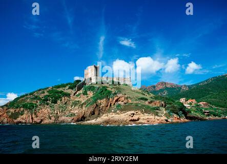 Ruines du château génois à Girolata, baie de Girolata près de Porto, Corse, France, ruines de la forteresse génoise à Girolata, baie de Girolata près de Porto Banque D'Images