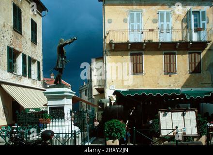 Bronce Statue du général Gaffori sur la place Gaffori à l'approche de l'orage, vieille partie de Corte, Corse, France, statue de bronze du général Gaffori sur Banque D'Images