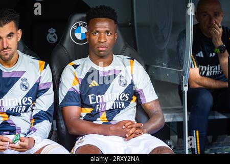 Vinicius Junior (Real Madrid) assis sur le banc avant le match de football du championnat espagnol la Liga EA Sports entre Real Madrid et Las Palmas joué au stade Bernabeu le 27 septembre 2023 à Madrid, Espagne Banque D'Images