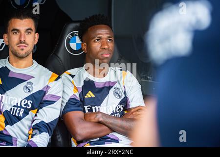 Vinicius Junior (Real Madrid) assis sur le banc avant le match de football du championnat espagnol la Liga EA Sports entre Real Madrid et Las Palmas joué au stade Bernabeu le 27 septembre 2023 à Madrid, Espagne Banque D'Images