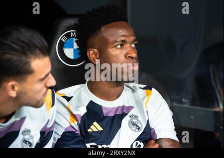 Vinicius Junior (Real Madrid) assis sur le banc avant le match de football du championnat espagnol la Liga EA Sports entre Real Madrid et Las Palmas joué au stade Bernabeu le 27 septembre 2023 à Madrid, Espagne Banque D'Images