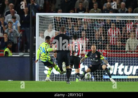 27 septembre 2023 ; Gtech Community Stadium, Brentford, Londres, Angleterre; Carabao Cup football, Brentford contre Arsenal ; Reiss Nelson d'Arsenal tire et marque à la 8e minute pour 0-1. Banque D'Images