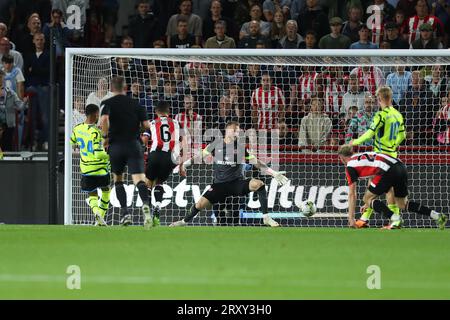 27 septembre 2023 ; Gtech Community Stadium, Brentford, Londres, Angleterre; Carabao Cup football, Brentford contre Arsenal ; Reiss Nelson d'Arsenal tire et marque à la 8e minute pour 0-1. Banque D'Images
