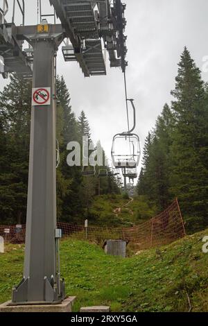 Misurina, Vénétie, Italie, 14 septembre 2023, les touristes peuvent profiter d'un télésiège de téléphérique qui circule dans la montagne Dolomites. Banque D'Images