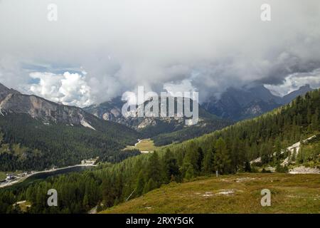 Misurina, Vénétie, Italie, 14 septembre 2023, les touristes peuvent profiter d'un télésiège de téléphérique qui circule dans la montagne Dolomites. Banque D'Images