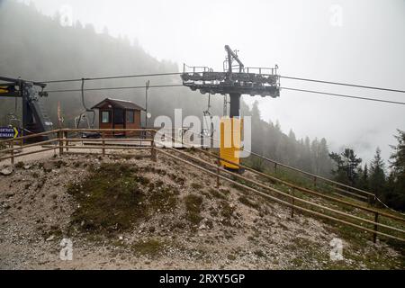 Misurina, Vénétie, Italie, 14 septembre 2023, les touristes peuvent profiter d'un télésiège de téléphérique qui circule dans la montagne Dolomites. Banque D'Images