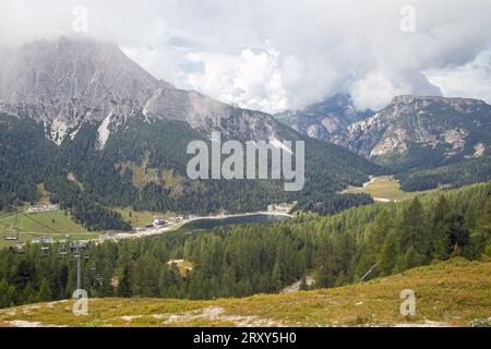 Misurina, Vénétie, Italie, 14 septembre 2023, les touristes peuvent profiter d'un télésiège de téléphérique qui circule dans la montagne Dolomites. Banque D'Images