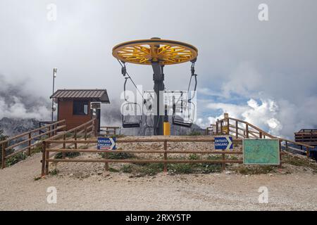 Misurina, Vénétie, Italie, 14 septembre 2023, les touristes peuvent profiter d'un télésiège de téléphérique qui circule dans la montagne Dolomites. Banque D'Images