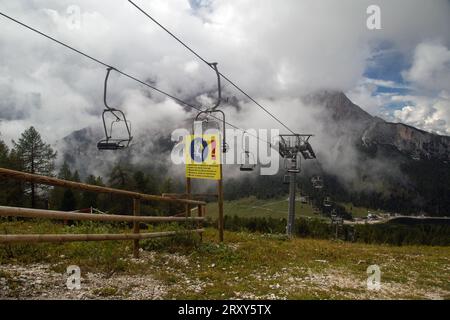 Misurina, Vénétie, Italie, 14 septembre 2023, les touristes peuvent profiter d'un télésiège de téléphérique qui circule dans la montagne Dolomites. Banque D'Images