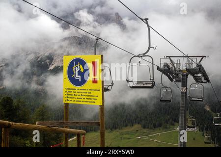 Misurina, Vénétie, Italie, 14 septembre 2023, les touristes peuvent profiter d'un télésiège de téléphérique qui circule dans la montagne Dolomites. Banque D'Images