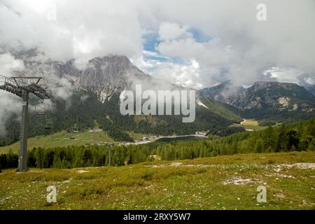 Misurina, Vénétie, Italie, 14 septembre 2023, les touristes peuvent profiter d'un télésiège de téléphérique qui circule dans la montagne Dolomites. Banque D'Images