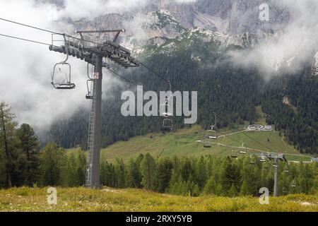 Misurina, Vénétie, Italie, 14 septembre 2023, les touristes peuvent profiter d'un télésiège de téléphérique qui circule dans la montagne Dolomites. Banque D'Images