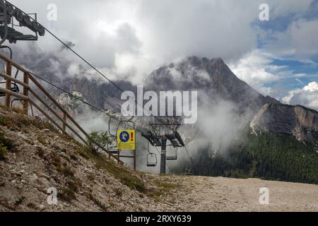 Misurina, Vénétie, Italie, 14 septembre 2023, les touristes peuvent profiter d'un télésiège de téléphérique qui circule dans la montagne Dolomites. Banque D'Images