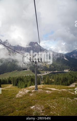 Misurina, Vénétie, Italie, 14 septembre 2023, les touristes peuvent profiter d'un télésiège de téléphérique qui circule dans la montagne Dolomites. Banque D'Images