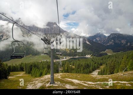 Misurina, Vénétie, Italie, 14 septembre 2023, les touristes peuvent profiter d'un télésiège de téléphérique qui circule dans la montagne Dolomites. Banque D'Images