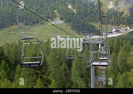 Misurina, Vénétie, Italie, 14 septembre 2023, les touristes peuvent profiter d'un télésiège de téléphérique qui circule dans la montagne Dolomites. Banque D'Images