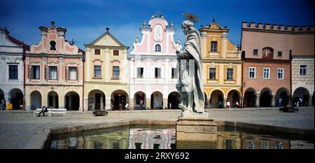 Fontaine sur la place de la ville, Telc, Moravie, Tchéquie, Fontaine sur la place du marché, Moravie, site du patrimoine mondial de l'UNESCO, panorama, paysage, horizontal Banque D'Images