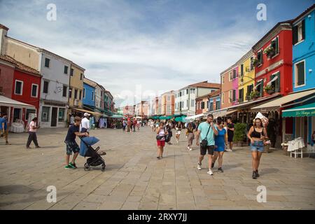 Burano, Vénétie, Italie, septembre 2023, les touristes sillonnent les rues de Burano, célèbre pour ses maisons peintes colorées. Banque D'Images