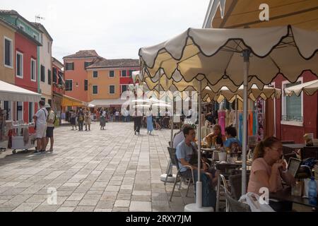 Burano, Vénétie, Italie, septembre 2023, les touristes sillonnent les rues de Burano, célèbre pour ses maisons peintes colorées. Banque D'Images