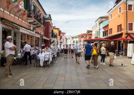 Burano, Vénétie, Italie, septembre 2023, les touristes sillonnent les rues de Burano, célèbre pour ses maisons peintes colorées. Banque D'Images