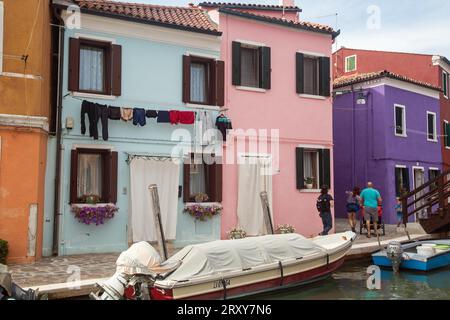 Burano, Vénétie, Italie, septembre 2023, les touristes sillonnent les rues de Burano, célèbre pour ses maisons peintes colorées. Banque D'Images