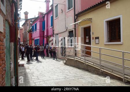 Burano, Vénétie, Italie, septembre 2023, les touristes sillonnent les rues de Burano, célèbre pour ses maisons peintes colorées. Banque D'Images