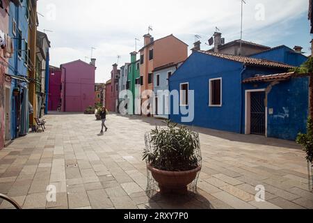 Burano, Vénétie, Italie, septembre 2023, les touristes sillonnent les rues de Burano, célèbre pour ses maisons peintes colorées. Banque D'Images