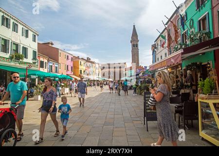 Burano, Italie, 16 septembre 2023, des gens errent dans la rue principale de Burano Banque D'Images