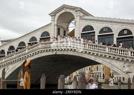 Rialto, Venise, Vénétie, Italie, septembre 2023, une vue sur le célèbre pont du Rialto Banque D'Images