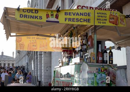 Venise, Vénétie, Italie, 16 septembre 2023, les commerçants de rue vendent des rafraîchissements aux gens Banque D'Images