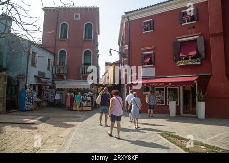 Burano, Vénétie, Italie, septembre 2023, les touristes sillonnent les rues de Burano, célèbre pour ses maisons peintes colorées. Banque D'Images