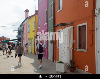 Burano, Vénétie, Italie, septembre 2023, les touristes sillonnent les rues de Burano, célèbre pour ses maisons peintes colorées. Banque D'Images