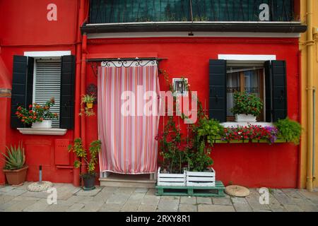 Burano, Vénétie, Italie, septembre 2023, les touristes sillonnent les rues de Burano, célèbre pour ses maisons peintes colorées. Banque D'Images