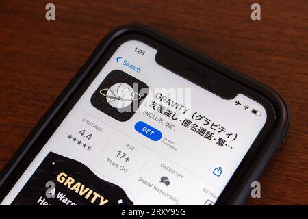 Application Gravity visible dans l'App Store. L'application Gravity permet aux utilisateurs de se connecter avec d'autres personnes de manière anonyme, offrant des fonctionnalités telles que la recherche d'amis, les appels et le chat Banque D'Images