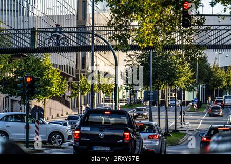 Fuss-und Radwegbrücke über die Segerothstraße, Innenstadt von Essen, Radwegenetz, Teil des Radschnellweg Ruhr RS1, Straßenverkehr, NRW, Deutschland, Radwege *** passerelle à pied et piste cyclable sur Segerothstraße, centre-ville d'Essen, réseau de pistes cyclables, partie de la piste cyclable Ruhr RS1, circulation routière, NRW, Allemagne, pistes cyclables Banque D'Images