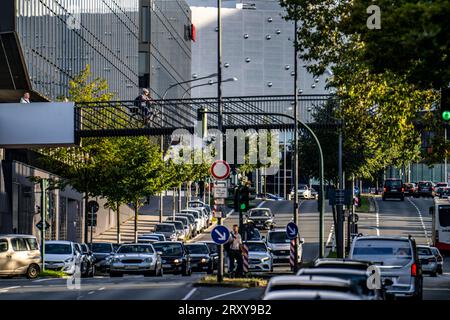 Fuss-und Radwegbrücke über die Segerothstraße, Innenstadt von Essen, Radwegenetz, Teil des Radschnellweg Ruhr RS1, Straßenverkehr, NRW, Deutschland, Radwege *** passerelle à pied et piste cyclable sur Segerothstraße, centre-ville d'Essen, réseau de pistes cyclables, partie de la piste cyclable Ruhr RS1, circulation routière, NRW, Allemagne, pistes cyclables Banque D'Images