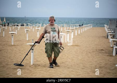 Lido Di Jesolo, Vénétie, Italie, le 18 septembre 2023, un utilisateur de détecteur de métaux fouille le sable doré doux de la station Banque D'Images