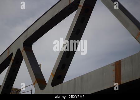 Ferme de pont. Triangle de la structure porteuse du pont. Structure robuste en treillis d'acier. Détails de l'architecture des transports. Banque D'Images