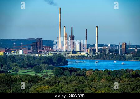 Vue à travers le Rhin à l'aciérie ThyssenKrupp à Duisburg-Beeckerwerth, hauts fourneaux, cokerie, paysage verdoyant sur la rive gauche de Banque D'Images